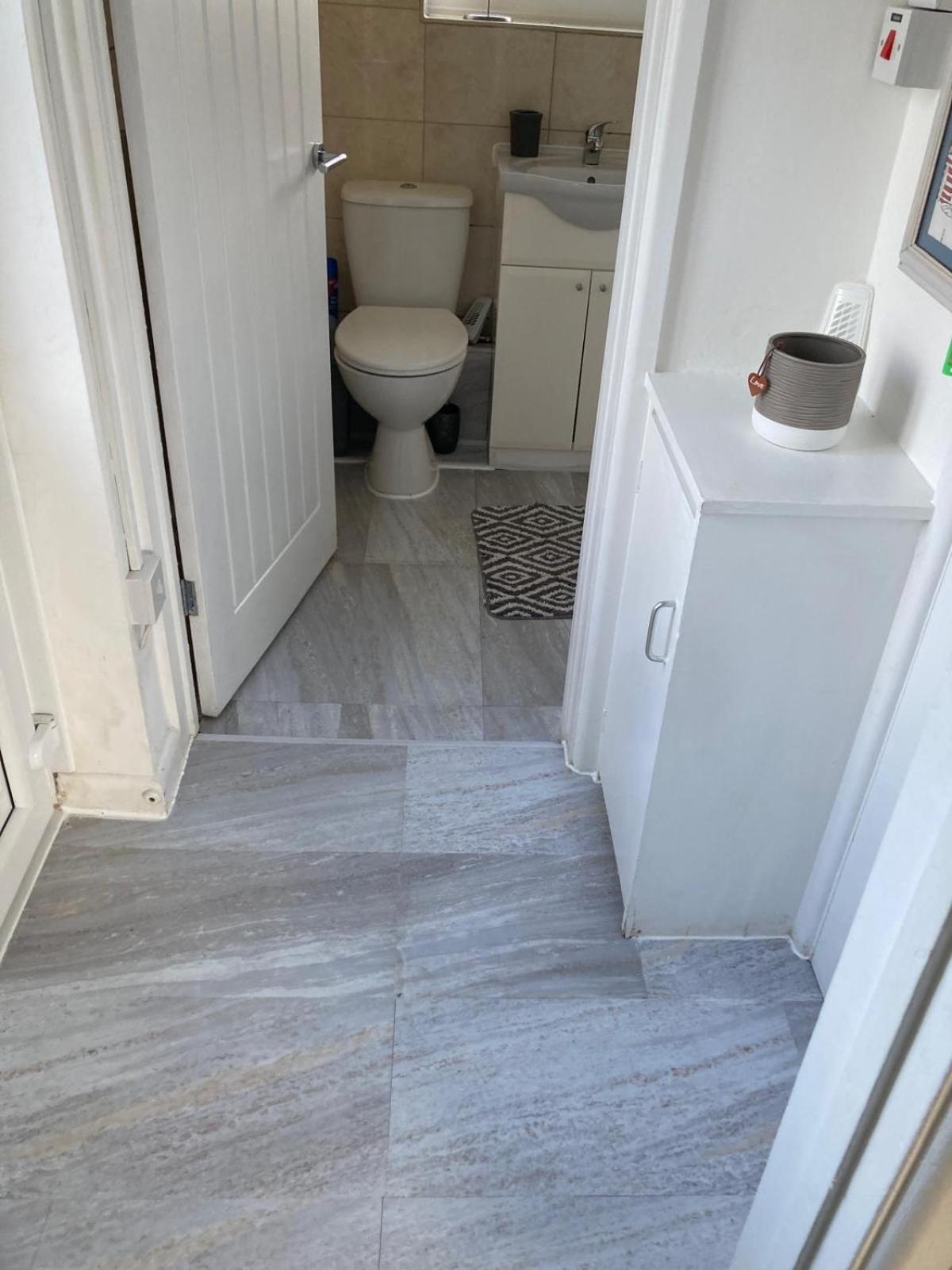 Chalet 2 Bed -25 Gower Village - Dog Friendly Swansea