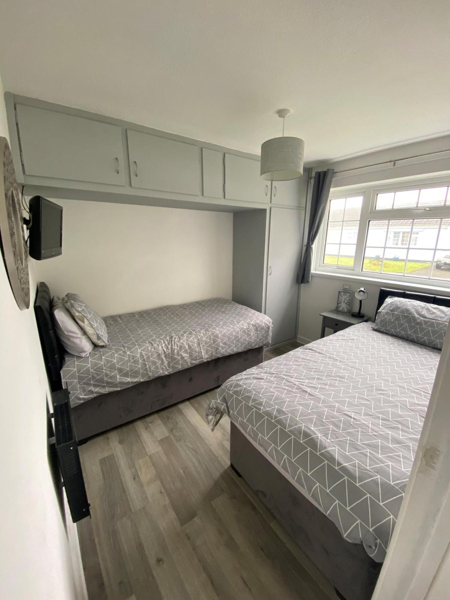 2 Bed -25 Gower Village - Dog Friendly Chalet Swansea